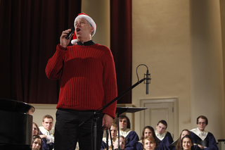 Bruce Paulsen entertains the audience with the song 